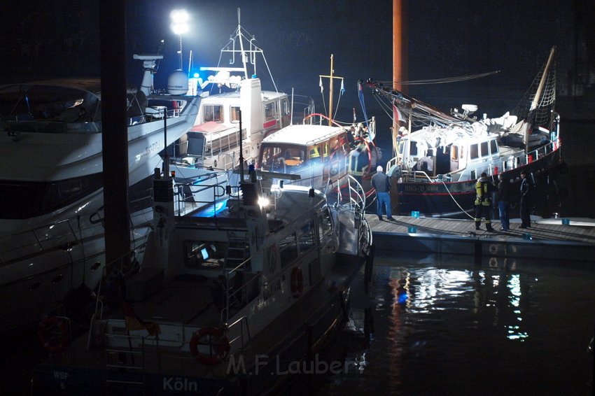 Feuer auf Yacht Motorraum Koeln Rheinau Hafen P38.JPG